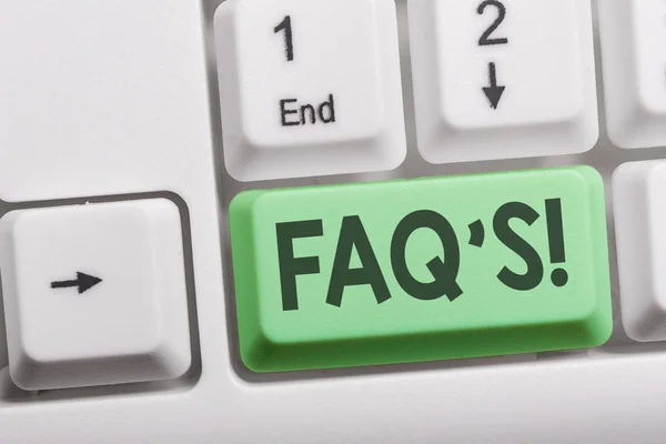 Text skylt som visar FAQ S. konceptuell fotolista över frågor och svar om särskilda ämne vit PC tangentbord med tomt anteckningspapper ovanför vit bakgrund nyckel kopiera utrymme. — Stockfoto