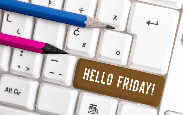 Conceptuele hand schrijven toont Hello Friday. Zakelijke foto tekst gebruikt om geluk uit te drukken van begin van verse week wit PC-toetsenbord met notitie papier boven de witte achtergrond. — Stockfoto