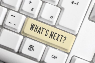 El yazısı metin Ne S Sonraki Soru. Kavram anlamı onun gelen eylemleri veya davranışları hakkında gösteren beyaz pc klavye beyaz arka plan tuşu kopyalama alanı üzerinde boş not kağıdı ile.