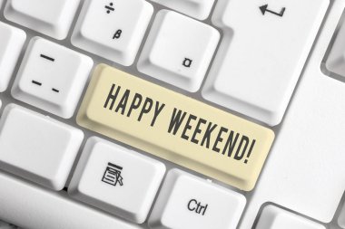 El yazısı metin Happy Weekend. Kavram güzel bir şey oldu anlamı ya da beyaz arka plan tuşu kopyalama alanı üzerinde boş not kağıdı ile yaşam Beyaz pc klavye memnun hissediyorum.