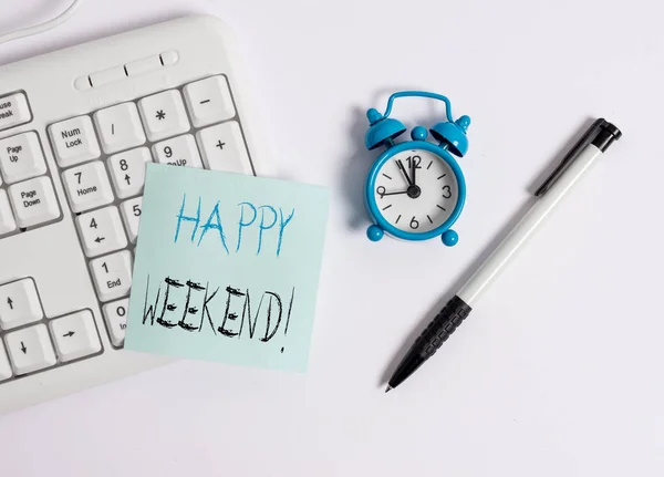 Text sign showing Happy Weekend. Conceptual photo something nice has happened or they feel satisfied with life White pc keyboard with empty note paper above white background. — Stock Photo, Image