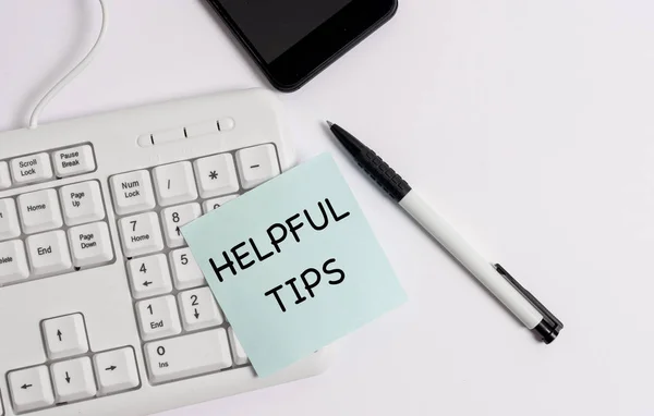 Handschriftliche Textstellen geben hilfreiche Tipps. Konzept bedeutet, Ratschläge gegeben, um hilfreiches Wissen im Leben zu sein weiße PC-Tastatur mit leerem Notizpapier über weißem Hintergrund. — Stockfoto