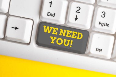 El yazısı metin yazma We Need You. Kavram anlamı birisi belirli bir iş için birlikte çalışmak veya beyaz arka plan tuşu kopyalama alanı üzerinde boş not kağıdı ile Beyaz pc klavye hedef soran.