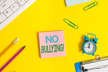 Zorbalık Yok'u gösteren metin işareti. Kavramsal fotoğraf çocuklar arasında agresif davranış durdurmak güç dengesizliği Düz beyaz buruşturulmuş kağıt üzerinde kopyalama alanı üzerinde yatıyordu.