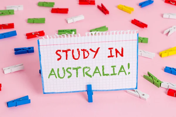 Note d'écriture montrant Study In Australia. Photo d'affaires montrant entrer dans un pays étranger afin de compléter vos études . — Photo