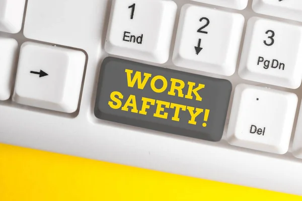 Escrita à mão escrita de texto Work Safety. Conceito que significa políticas e procedimentos em vigor para garantir a saúde dos funcionários Teclado de PC branco com papel de nota vazio acima do espaço de cópia de chave de fundo branco . — Fotografia de Stock