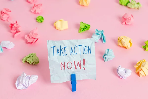Escrevendo nota mostrando Take Action Now. Foto de negócios mostrando fazer algo oficial ou concertado alcançar objetivo com problema . — Fotografia de Stock