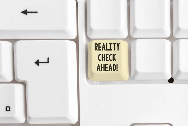 Texto de escritura de palabras Reality Check Ahead. Concepto de negocio para les hace reconocer la verdad sobre situaciones o dificultades Teclado blanco para PC con papel de nota vacío sobre el espacio de copia de la tecla de fondo blanco . —  Fotos de Stock