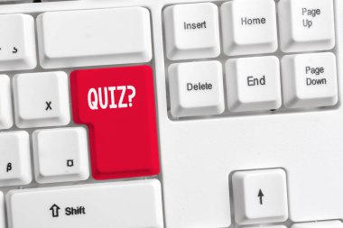 Kelime yazma metin Quiz Soru. Bireyler veya takımlar arasında rekabet olarak bilgi testi için iş kavramı Beyaz pc klavye beyaz arka plan tuşu kopyalama alanı üzerinde boş not kağıdı ile.