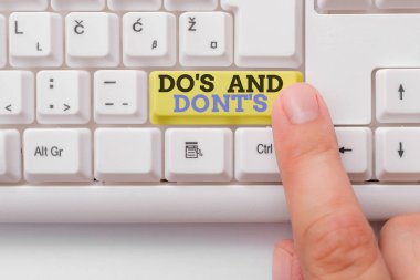 Word yazma metin Do S Ve Dont S Is. Beyaz arka plan tuşu kopyalama alanı üzerinde boş not kağıdı ile bazı faaliyet Beyaz pc klavye ile ilgili Kurallar veya gümrük tavsiye için İş kavramı.