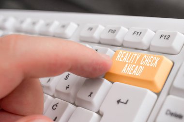 Kelime yazma metin Reality Check Ahead. İş konsepti için onları durumlar veya zorluklar hakkında gerçeği tanımak yapar Beyaz pc klavye beyaz arka plan tuşu kopyalama alanı üzerinde boş not kağıdı ile.