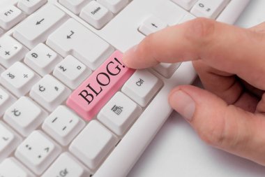 El yazısı metin blog yazma. Kavram anlamı düzenli olarak güncellenen web sitesi web sayfası bireysel veya grup Beyaz pc klavye tarafından işletilen beyaz arka plan tuşu kopyalama alanı üzerinde boş not kağıdı ile.