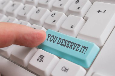 You Deserve It. İş fotoğraf vitrin gösteren Kavramsal el yazısı beyaz arka plan üzerinde not kağıdı ile nitelikleri veya eylemleri beyaz pc klavye nedeniyle olmalıdır.