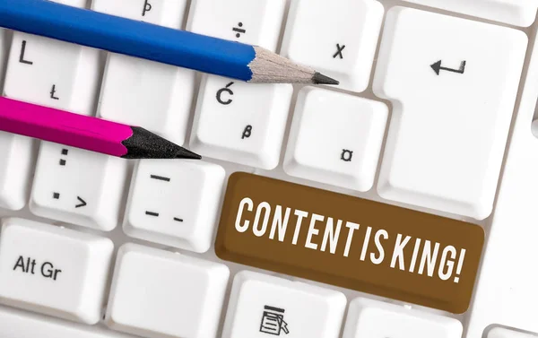 Écriture conceptuelle montrant Content Is King. Business photo texte marketing ciblé visibilité croissante non payé résultats de la recherche Clavier pc blanc avec papier de note au-dessus du fond blanc . — Photo