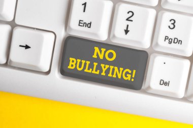 El yazısı metin yazma No Bullying. Kavram anlamı çocuklar arasında saldırgan davranışı durdurmak güç dengesizliği Beyaz pc klavye beyaz arka plan anahtar kopyalama alanı üzerinde boş not kağıdı ile.