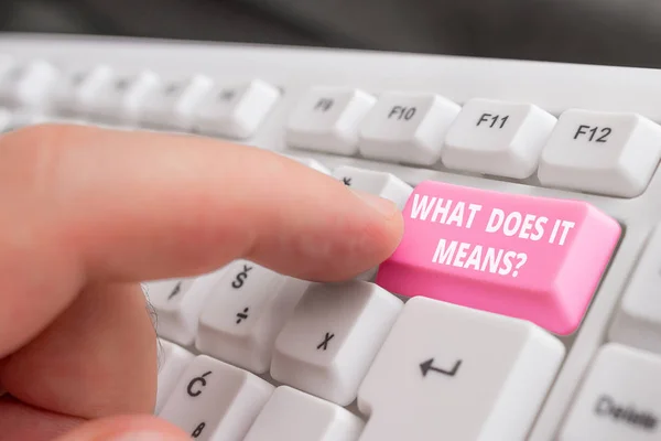 Schreiben Notiz zeigt, was es bedeutet Frage. Business-Foto, auf dem jemand nach der Bedeutung von etwas Gesagtem gefragt wird und Sie die weiße PC-Tastatur mit Notizpapier über der weißen nicht verstehen — Stockfoto