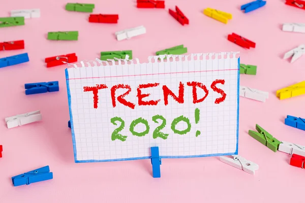 Zapisující Poznámka zobrazující trendy 2020. Firemní fotografie s obecným směrem, ve kterém se něco vyvíjí nebo mění. — Stock fotografie