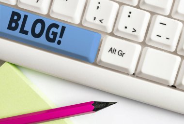 El yazısı metin blog yazma. Kavram anlamı düzenli olarak güncellenen web sitesi web sayfası bireysel veya grup Beyaz pc klavye tarafından işletilen beyaz arka plan tuşu kopyalama alanı üzerinde boş not kağıdı ile.