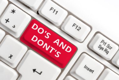 Word yazma metin Do S Ve Dont S Is. Beyaz arka plan tuşu kopyalama alanı üzerinde boş not kağıdı ile bazı faaliyet Beyaz pc klavye ile ilgili Kurallar veya gümrük tavsiye için İş kavramı.