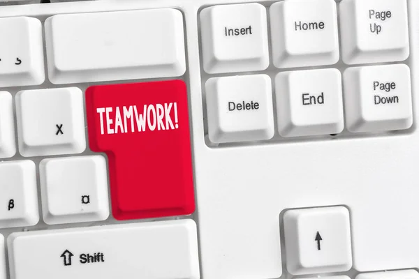 Tulisan Word Teamwork. Konsep bisnis untuk aksi gabungan dari grup terutama bila papan ketik pc putih yang efektif dan efisien dengan kertas catatan kosong di atas ruang kunci salinan latar belakang putih . — Stok Foto