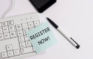 El yazısı metin yazma Şimdi Kaydol. Kavram resmi liste veya kayıt gösteren veya beyaz arka plan üzerinde boş not kağıdı ile web veya forum Beyaz pc klavye içine şeyler anlamı.