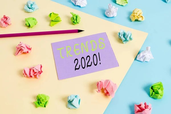 단어 쓰기 텍스트 동향 2020. 무언가를 개발하거나 변화시키는 일반적인 방향에 대한 비즈니스 개념. — 스톡 사진