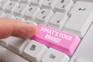 El yazısı metin Ne Marka Soru S. Kavram anlamı ürün logosu hakkında soran yapar ya da beyaz bilgisayar klavye beyaz arka plan tuşu kopyalama alanı üzerinde boş not kağıdı ile iletişim ne.