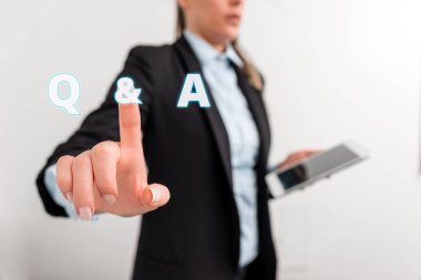 Soru sorulur ve iş kadını ile siyah suit kavramı dijital iş cevaplar olarak tanımlanan Q Ve A. İş fotoğraf metni gösteren kavramsal el yazısı.