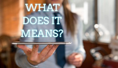 Kelime yazma metni Nedir Soru. Bir şey söyledi anlamı hakkında birisi sormak için Iş kavramı ve boş parmak ile işaret arka planda Bulanık kadın anlamıyorum