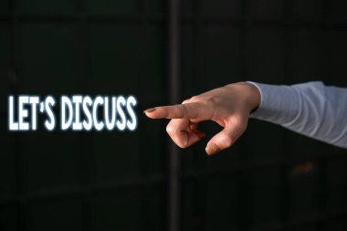 S Tartışalım'ı gösteren metin işareti. Birisinden kopya alanını işaret eden el ile Parmak'ın Karanlığı işaret ettiğini gösteren veya gösteren bir şey hakkında konuşmasını isteyen kavramsal fotoğraf.