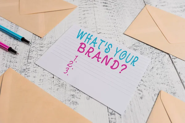 단어 쓰기 텍스트 무엇 S 당신의 브랜드 질문. 상품 로고에 대해 묻는 비즈니스 컨셉은 봉투 형광펜을 전달하는 것이 종이 시트 나무 복고풍 빈티지 배경을 지배합니다.. — 스톡 사진