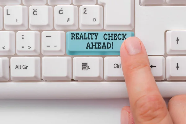 Signo de texto que muestra Reality Check Ahead. La foto conceptual les hace reconocer la verdad sobre situaciones o dificultades Teclado blanco para PC con papel de nota vacío sobre el espacio de copia de la tecla de fondo blanco . —  Fotos de Stock