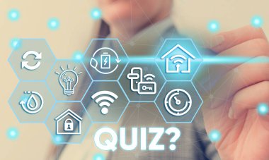 Sınav Sorusu gösteren kavramsal el yazısı. Bireyler veya takımlar arasında rekabet olarak bilgi İş fotoğraf metin testi Akıllı cihaz sunan kadın insan giyim resmi iş elbisesi.