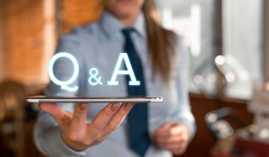 Soru sorulur ve cevaplar boş alanda parmak ile işaret bulanık kadın olarak tanımlanan kelime yazma metin Q Ve A. İş kavramı.