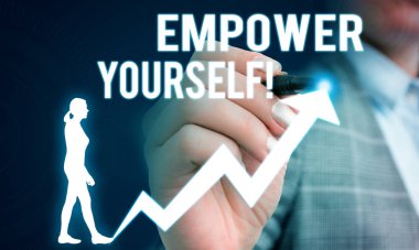 El yazısı metin yazma Empower Yourself. Kavram anlamı yaşam ayarı hedefleri kontrol altına alma ve seçimler yapma Kadın insan giyim resmi iş elbisesi sunum sunan akıllı cihaz kullanımı.