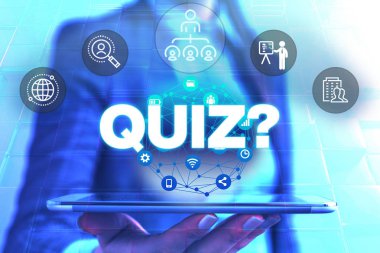 Sınav Sorusu gösteren kavramsal el yazısı. Bireyler veya takımlar arasında rekabet olarak bilgi Nin Resim li vitrin testi Akıllı cihaz sunan kadın giyim resmi iş elbisesi.