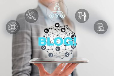 El yazısı metin Blog. Kavram anlamı düzenli olarak güncellenen web sitesi web sayfası bireysel veya grup Erkek insan giyim resmi iş elbisesi akıllı cihaz kullanarak sunum sunan tarafından işletilen.