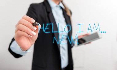 Merhaba Ben Yeniyim gösteren not yazma. Tebrik olarak kullanılan veya telefon görüşmesine başlamak için kullanılan iş fotoğrafı vitrini İş kadını ile siyah süit konseptinde dijital iş.