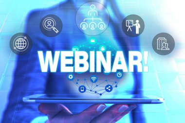 Webinar'ı gösteren kavramsal el yazısı. İş fotoğraf vitrin semineri veya Internet'te yer alan diğer sunum türleri Kadın insan giyim resmi iş elbisesi akıllı cihaz sunan.