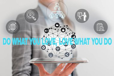El yazısı metin Do What You Love What You Do You Do. Kavram daha iyi yerlerde çalışmak için zevk şeyler yapıyor anlamına gelir sonra erkek insan giyim resmi iş elbisesi akıllı kullanarak sunum sunan