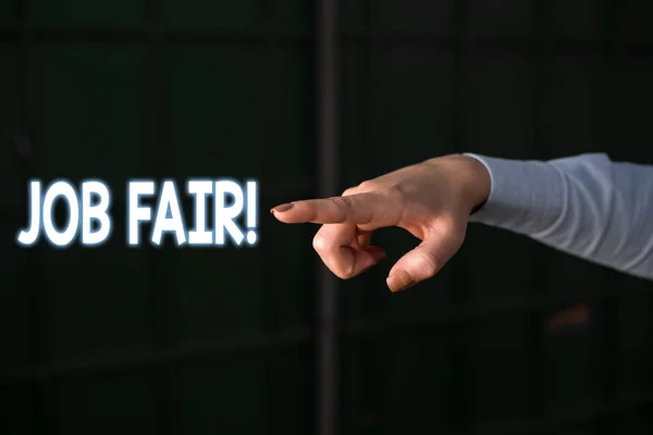 Sinal de texto mostrando Job Fair. Evento fotográfico conceitual em que os empregadores recrutadores dão informações aos funcionários Finger apontando no escuro com a mão apontando no espaço de cópia . — Fotografia de Stock