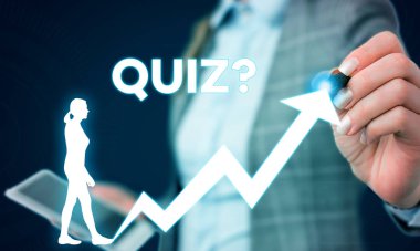 Quiz Soru gösteren not yazma. Bireyler veya takımlar arasında rekabet olarak bilgi Nin Resim li vitrin testi Akıllı cihaz sunan kadın giyim resmi iş elbisesi.