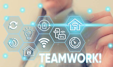 Takım çalışmasını gösteren kavramsal el yazısı. İş fotoğraf metin özellikle etkili ve verimli Kadın insan giyim resmi iş elbisesi akıllı cihaz sunan grubun kombine eylem.