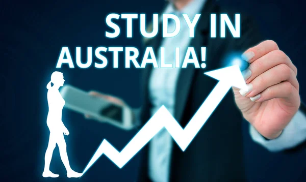 Konzeptuelle Handschrift, die Studie in Australien zeigt. Business Fototext ins Ausland gehen, um Ihre Studien abzuschließen weibliche Menschen tragen formale Arbeitsanzug präsentiert intelligentes Gerät. — Stockfoto