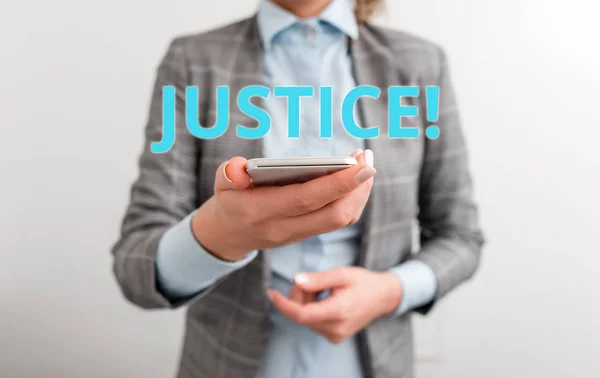 Słowo tekst do pisania sprawiedliwość. Koncepcja biznesowa w celu bezstronnego dostosowania sprzecznych roszczeń lub zleceń koncepcja biznesowa z telefonem komórkowym i kobietą biznesową. — Zdjęcie stockowe