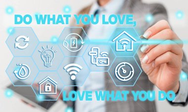 Kelime yazma metni Ne Aşk Ne Yapıyorsun do. İş konsepti size daha iyi yerlerde çalışmak için zevk şeyler yapmak mümkün sonra kadın insan sunum kullanımı sunan resmi iş elbisesi giymek