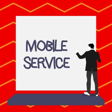 Kelime yazma metni Mobil Servis. Mobil ve kara istasyonları arasında Radyo iletişim programı için Iş kavramı Kısa saç olgunlaşmamış genç adam dikdörtgen büyük boş tahta önünde durmak.