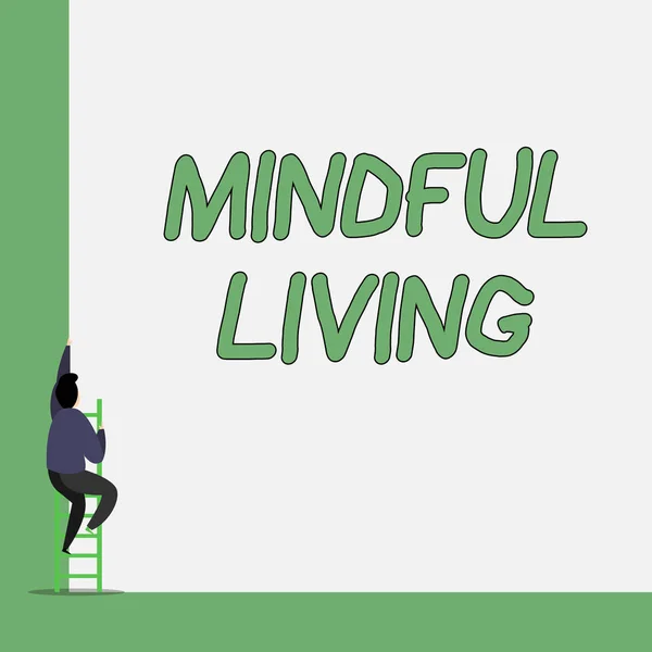 Escribiendo una nota que muestra Mindful Living. Foto de negocios mostrando Totalmente consciente y comprometido en algo Consciente y sensible Un macho subir por la alta pared utilizar escalera de escalera corta . —  Fotos de Stock