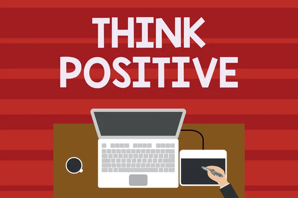 Tekst teken dat think positief weergeeft. Conceptuele foto de neiging om positief of optimistisch te zijn in houding bovenste weergave laptop houten bureau werknemer tekening Tablet koffie kopje Office. — Stockfoto