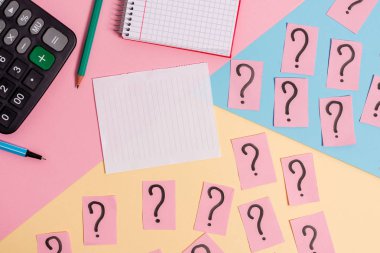 Karalanmış ve ufalanmış kağıtlar artı renkli zemin üzerinde ekipman yazma ile Matematik şeyler. Sabit, softhued tonda arka plan üzerinde notasyon levha ile karton